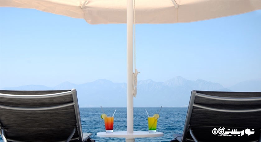 تخت های استراحت کنار ساحل